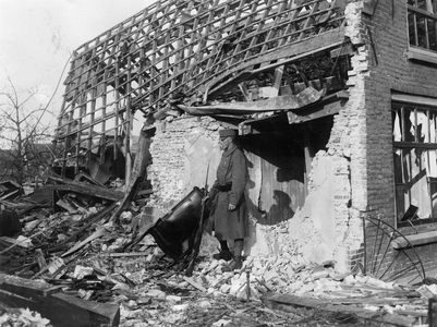 ZG-0180 Zierikzee. Sint Domusstraat D 272 (112) Zes Engelse bommen, die voor de Duitsers in het Belgische Zeebrugge ...