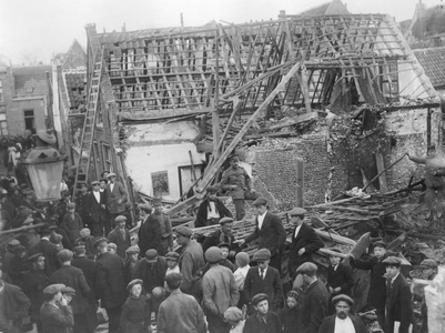 ZG-0181 Zierikzee. Molenstraat. Acht Engelse bommen, die voor de Duitsers in het Belgische Zeebrugge bestemd waren, ...