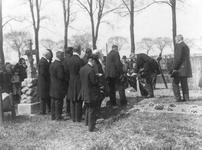 ZG-0182 Zierikzee. Algemene begraafplaats. De burgemeester van Zierikzee, mr. A.J. Fokker van Craijensteijn van ...
