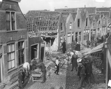 ZG-0183 Zierikzee. Sint Domusstraat. Beeld van de schade. In het midden: het gat waar het pand D 272 (112) stond, waar ...