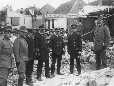 ZG-0184 Zierikzee. Sint Domusstraat. Opperbevelhebber generaal C.J. Snijders (2e van rechts) bezoekt het getroffen ...