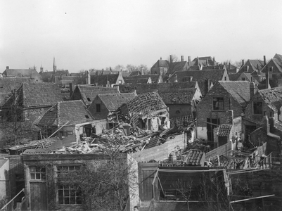 ZG-0190 Zierikzee. Achterzijde Sint Domusstraat. Beeld van de schade. Rechts van het midden het gat in de ...