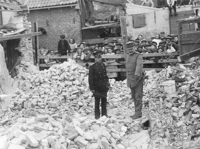 ZG-0191 Zierikzee. Sint Domusstraat. Operbevelhebber generaal C.J. Snijders (l) en de commandant van ...