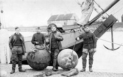 ZG-0193 Zierikzee. Nieuwe Haven. Korporaal-schipper en drie torpedisten, bij twee door hen op Schouwen gedemonteerde ...