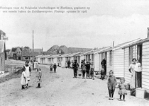 ZG-0198 Zierikzee. Opvang Belgische vluchtelingen tijdens de Eerste Wereldoorlog. Noodwoningen op een terrein buiten de ...