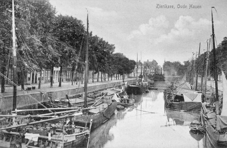 ZG-0210 Zierikzee. Opvang Belgische vluchtelingen. Belgische vissersvaartuigen in de Oude Haven.