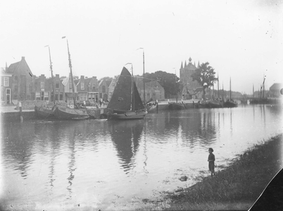 ZG-0212 Zierikzee. Opvang Belgische vluchtelingen. Nieuwe Haven met twee Heistse schuten die klaar liggen voor de ...