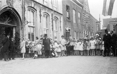 ZG-0245 Zierikzee. Koninginnefeest. Aubade schoolkinderen openbare lagere school, ter gelegenheid van de 44e verjaardag ...