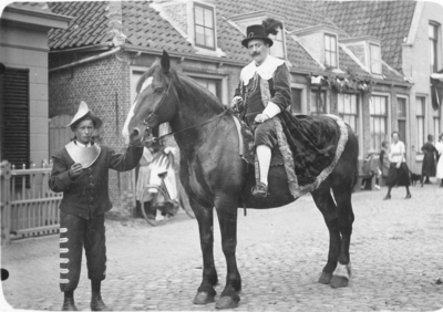 ZG-0275 Zierikzee. Feest ter gelegenheid van 350 jaar Onafhankelijkheid. Op het paard: Groeneveld de Kater als Jhr. de ...