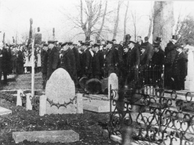 ZG-0330 Zierikzee. Begrafenis van burgemeester mr. A.J.F. Fokker, uitgedragen door leden van de Zierikzeese visserij. ...