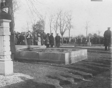 ZG-0331 Zierikzee. Begrafenis van burgemeester mr. A.J.F. Fokker, uitgedragen door leden van de Zierikzeese visserij. ...