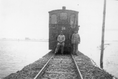 ZG-0362 Zierikzee. Inundatie tijdens de 2e wereldoorlog. Tram in geïnundeerd gebied. Clandestien gemaakte foto.