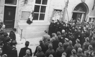 ZG-0378 Zierikzee. Meelstraat. Onthulling gedenksteen ter nagedachtenis van de in de oorlog geëxecuteerde politieagent ...