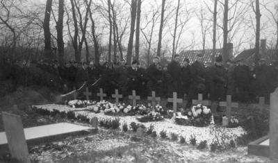 ZG-0384 Renesse. Voorlopige begraafplaatsen van de 10 door de Duitsers geëxecuteerde verzetsstrijders in Renesse.