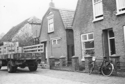 ZG-0735 Zierikzee. Ontploffing van een mijn op het terrein van sloperij Groenleer, in de Gravenstraat. Situatie Weststraat.