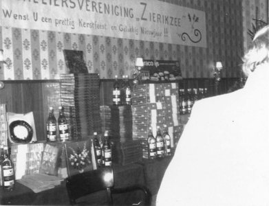 ZG-0764 Zierikzee. Artikelen van de winkeliersvereniging Zierikzee in de grote zaal van hotel Van Oppen, ingericht in ...