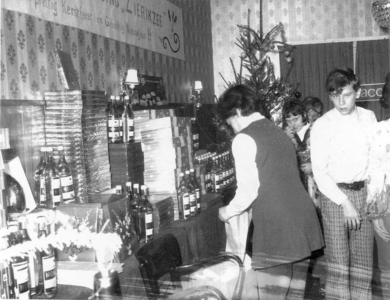 ZG-0765 Zierikzee. Artikelen van de winkeliersvereniging Zierikzee in de grote zaal van hotel Van Oppen, ingericht in ...