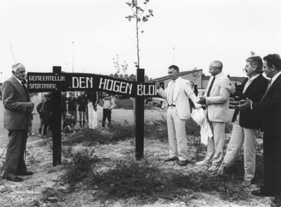 ZG-0920 Zierikzee. Opening gemeentelijk Sportpark Den Hogen Blok . v.l.n.r. M.L. Moermond (vroegere eigenaar grond), P. ...