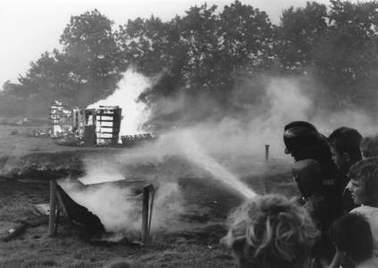 ZG-0969 Zierikzee. Kinderen bouwen een huttendorp. Na afloop van de vakantie wordt het dorp in brand gestoken, de ...