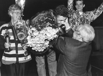 ZG-1006 Zierikzee. Huldiging Leon van der Wielen als sportman van het jaar 1991, door zijn vader Geert van der Wielen. ...