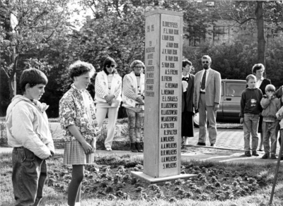 ZG-1007 Zierikzee. Grachtweg. Kranslegging bij het Joods monument door twee leerlingen van de Johan Louis de ...