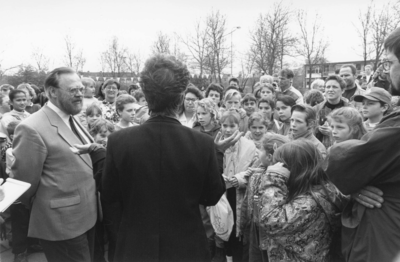 ZG-1015 Zierikzee. Opening van het Jan de Backplein bij de Openbare basisschool 't Kofschip. Links: J. de Back, die ...