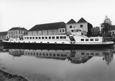 ZG-1024 Zierikzee. Het schip Roni I, dat gebruikt werd om asielzoekers te huisvesten, ligt afgemeerd aan de Vissersdijk.