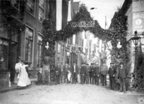 ZG-1035 Zierikzee. Appelmarkt. Erepoort t.g.v van het bezoek van H.M. Koningin Wilhelmina en Z.K.H. Prins Hendrik aan ...