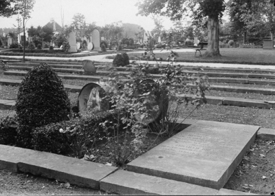 ZM-0006 Zierikzee. Algemene begraafplaats. Graf D 376, Abraham de Vos en Wilhelmina de Vos-Brandenburg, later ook P.D. ...