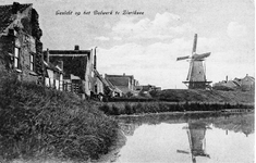 ZM-0101 Zierikzee. Bolwerk, met molen Den Haas en Zoute Gracht, gezien vanaf de achterzijde van de Hoofdpoortstraat.