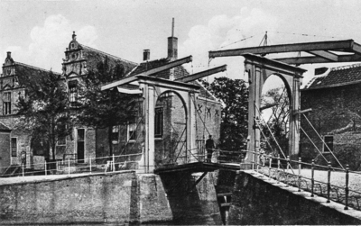 ZM-0115 Zierikzee. Eerste Binnenbrug, gezien vanaf de Oude Haven. Links Noordhavenpoort.