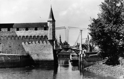 ZM-0123 Zierikzee. Oude Haven Eerste Binnenbrug.