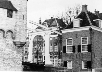 ZM-0130 Zierikzee. Oude Haven. Eerste Binnenbrug met links Zuidhavenpoort en rechts Noordhavenpoort.