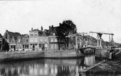 ZM-0140 Zierikzee. Kraanplein met de Tweede Binnenbrug, een eind 17e - begin 18e eeuwse houten klapbrug, afgebroken ...