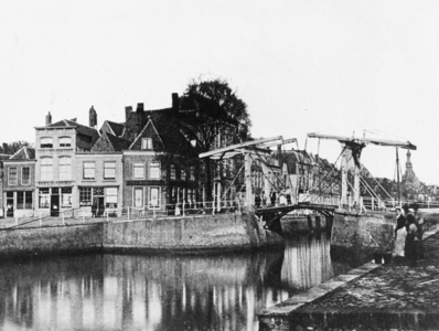 ZM-0149 Zierikzee. Kraanplein met de Tweede Binnenbrug, een eind 17e - begin 18e eeuwse houten klapbrug, afgebroken ...