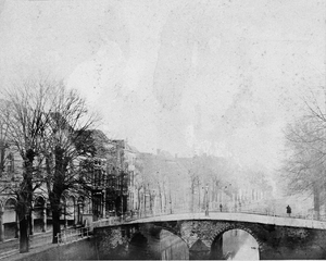 ZM-0155 Zierikzee. Oude Haven. De Stenen- of Brede Brug, ter hoogte van de Gasthuiskerk. Afgebroken bij de demping van ...