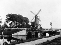 ZM-0181 Zierikzee. Westbrug met molen De Bloeme aan de Regenboogstraat (afgebroken in1898).