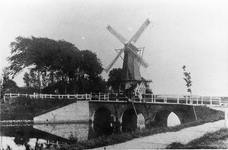 ZM-0182 Zierikzee. Westbrug met molen De Bloeme aan de Regenboogstraat (afgebroken in1898).