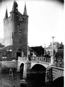 ZM-0196 Zierikzee. Zuidhavenpoortbrug met Zuidhavenpoort. Op de brug: intocht St. Nicolaas.