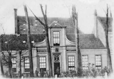 ZM-0309 Zierikzee. Poststraat 45. Sinds 1863 Burgerweeshuis. Het gebouw dateert uit omstreeks 1730.