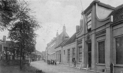 ZM-0310 Zierikzee. Poststraat 45. Sinds 1863 Burgerweeshuis. Het gebouw dateert uit omstreeks 1730.