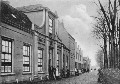 ZM-0311 Zierikzee. Poststraat 45. Sinds 1863 Burgerweeshuis. Het gebouw dateert uit omstreeks 1730.