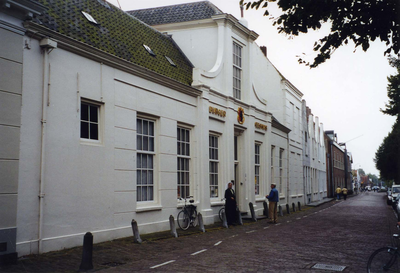 ZM-0333 Zierikzee. Poststraat 45. Sinds 1863 Burgerweeshuis. Het gebouw dateert uit omstreeks 1730.