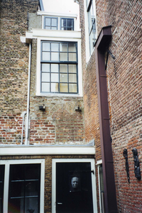 ZM-0338 Zierikzee. Poststraat 45. Detail achtergevel. Sinds 1863 Burgerweeshuis. Het gebouw dateert uit omstreeks 1730.