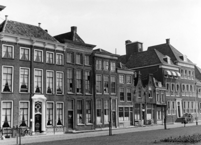 ZM-0384 Zierikzee. Havenpark. Rechts: A 352 (thans 37-75). huize 'De Mossel', het latere Sint Cornelia Liefdehuis, ...