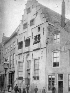 ZM-0504 Zierikzee. Mol. Het Gravensteen. Rechts: het woonhuis van de stadsarchivaris, P.D. de Vos.