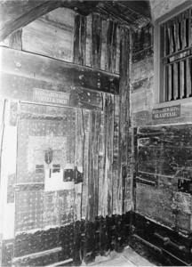ZM-0524 Zierikzee. Mol. Interieur gevangenis Gravensteen. Links: deur naar de gijzelkamer. Rechts; deur naar de slaapzaal.