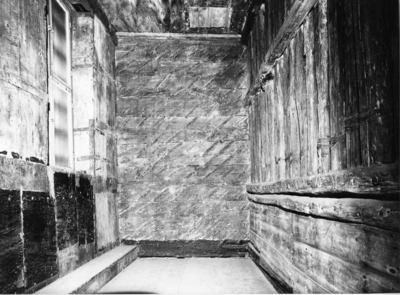 ZM-0528 Zierikzee. Mol. Interieur gevangenis Gravensteen. Met ijzer beslagen wand op de eerste verdieping.