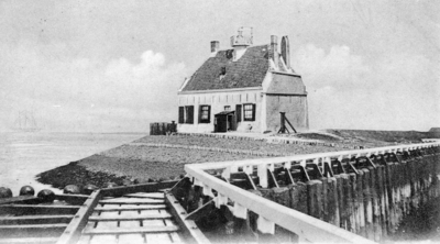 ZM-0570 Zierikzee. Huis op het West Havenhoofd met steiger (plankiel). (1602 - 1943) De zeilschepen konden niet door ...