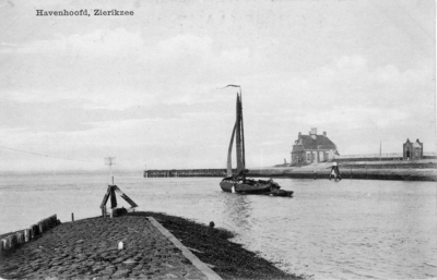 ZM-0571 Zierikzee. Havenkanaal met Huis op het Havenhoofd (1602 - 1943) Rechts: het peilhuisje van het Waterschap ...
